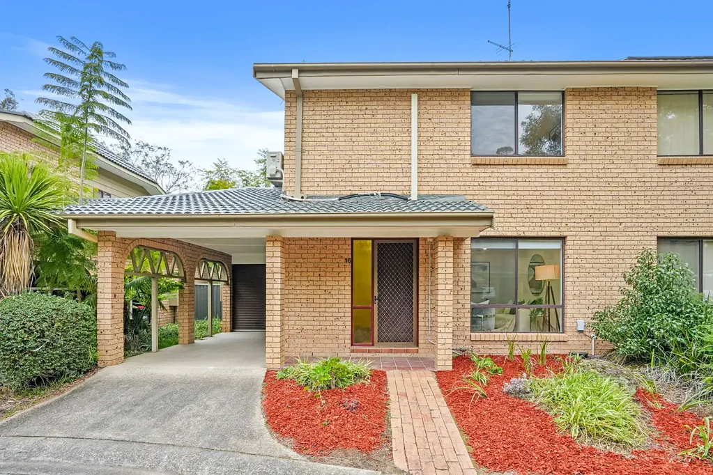 Castle Hill 3 Bedroom Spacious Garden Townhouse I Walking to Castle Tower and Metro