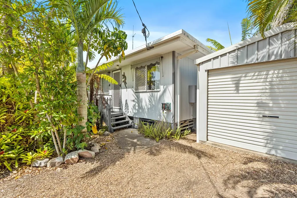 Urangan 3कमरा Tropical Charm, Backyard Bliss & Potential Plus!