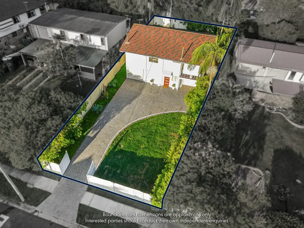 Chermside West 3कमरा Updated Family Home with Dual Street Access (Driveway on Bramcote St)