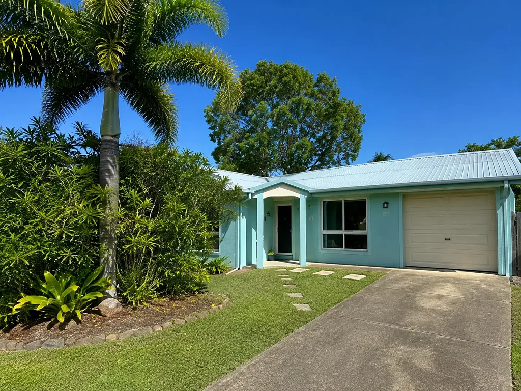 STUNNING AND COZY 3 BEDROOM HOME IN KELSO!