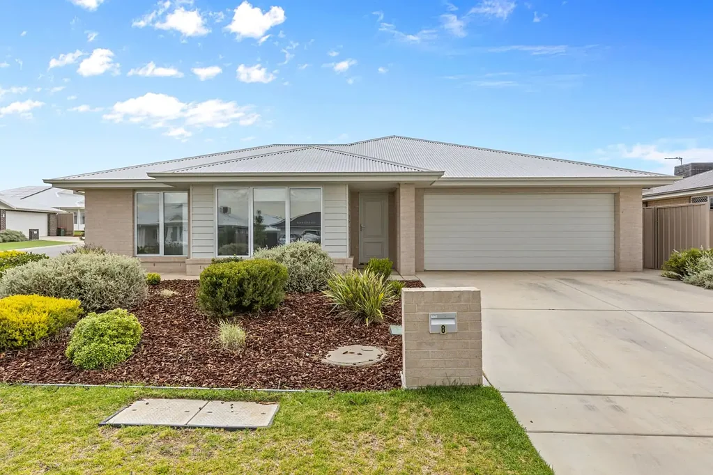 8 Billabong Crescent, Gobbagombalin, NSW 2650
