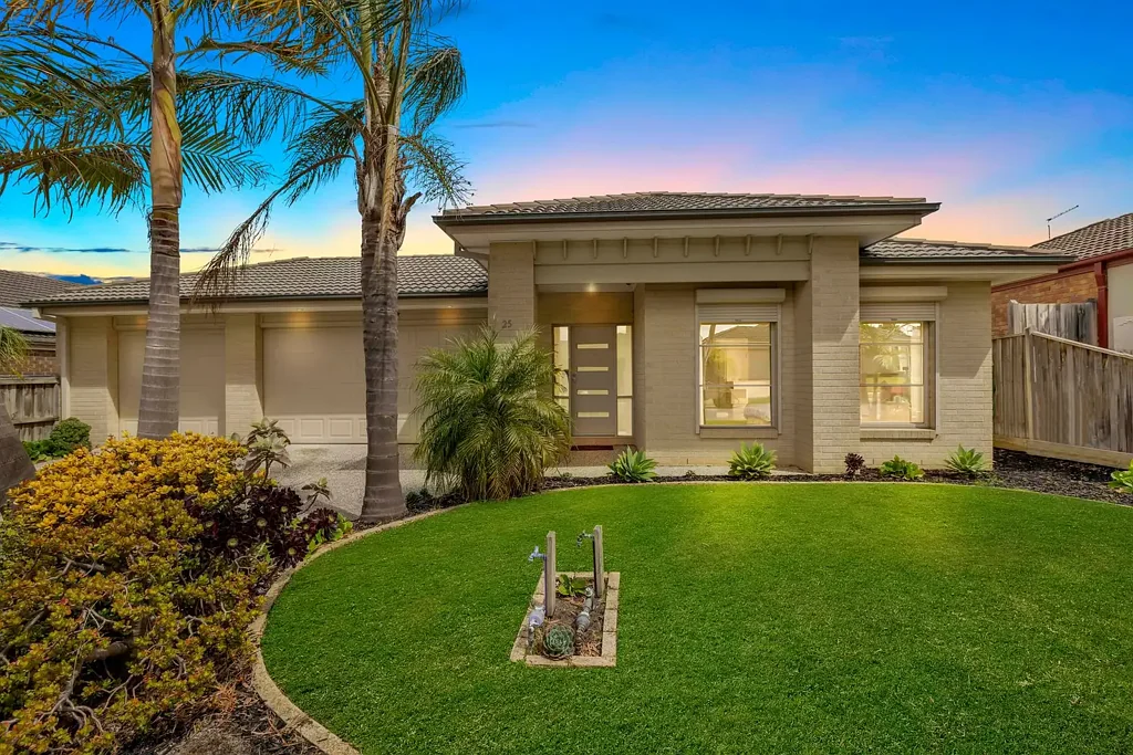 Cranbourne East 4房 586sqm宽绰地块 优质石材台面 三车位车库带后院通道 高天花板自然采光 主卧步入式衣帽间 The Brief:
Spacious family home in a sought-after location