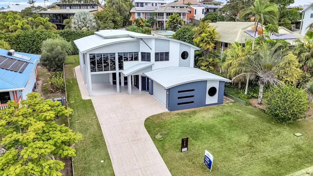 Kawungan 4 Slaapkamer Stunning Colin Clarke Built Home With Panoramic Hervey Bay & Ocean Views!