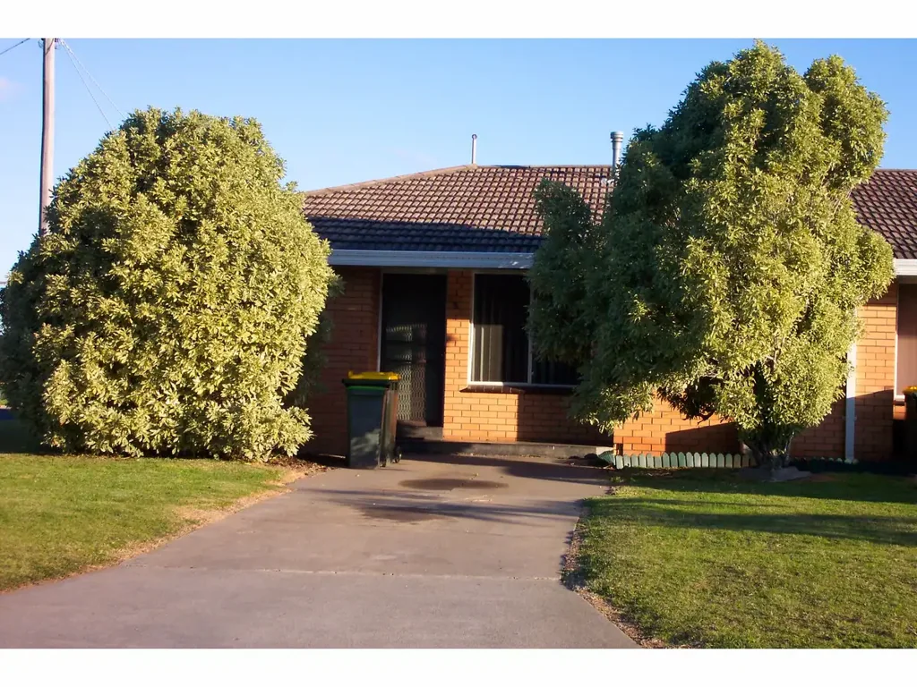 NEAT UNIT - LAWNS INCLUDED