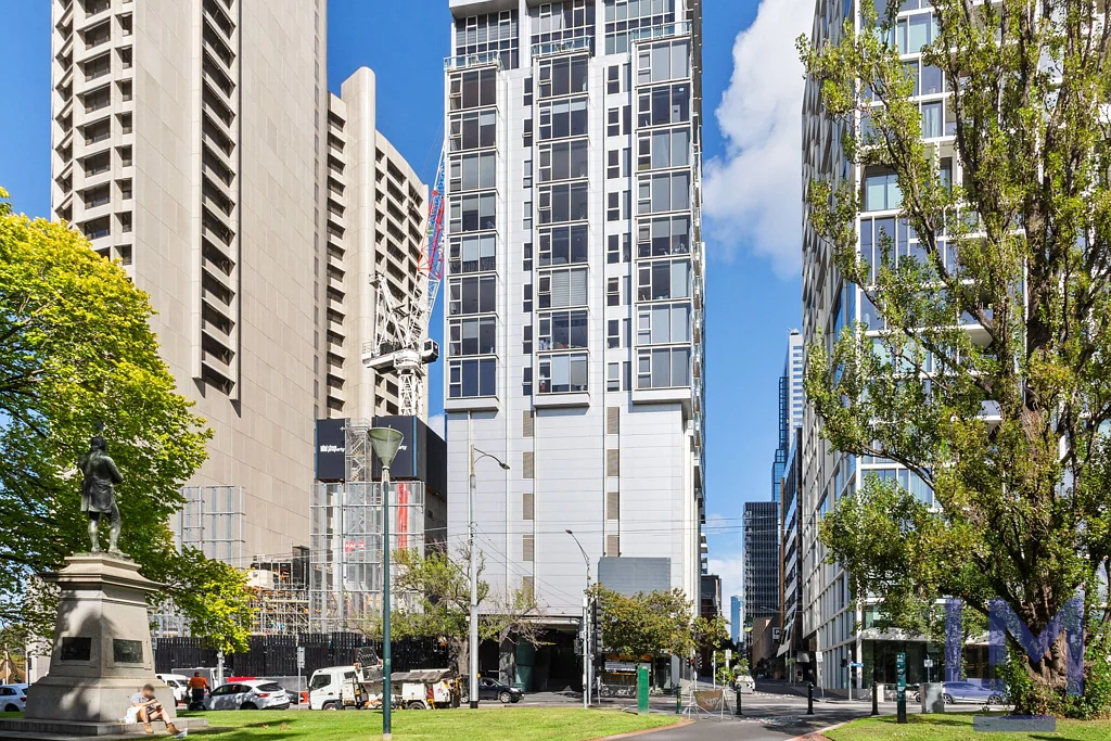 STUNNING APARTMENT IN HIGHLY REGARDED BUILDING AT THE PARIS END OF MELBOURNE