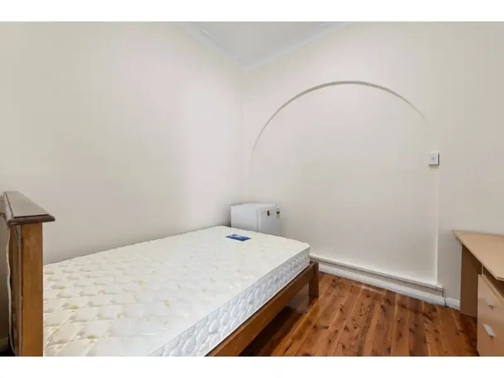 Affordable Room with Private Bathroom in Conveniently Located Guest House