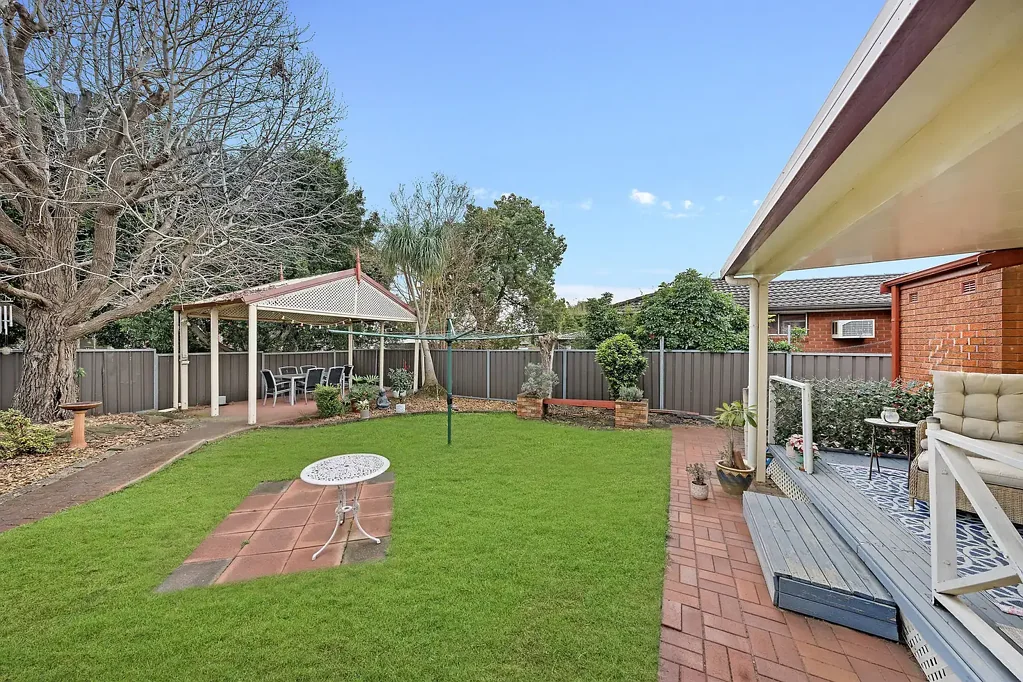 Seven Hills 4ਬੈੱਡਰੂਮ Exceptional Family Living in the Highly Sought-After Metella Road Catchment