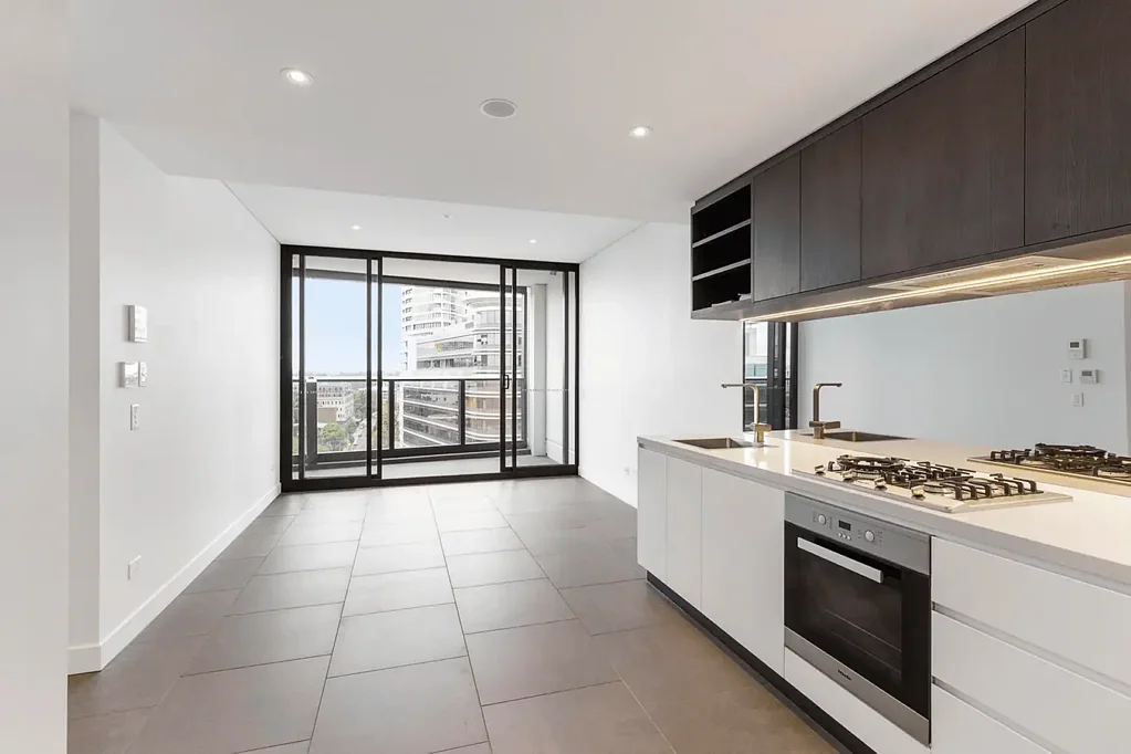 Luxurious 1-bedroom plus study apartment at the Embassy Tower