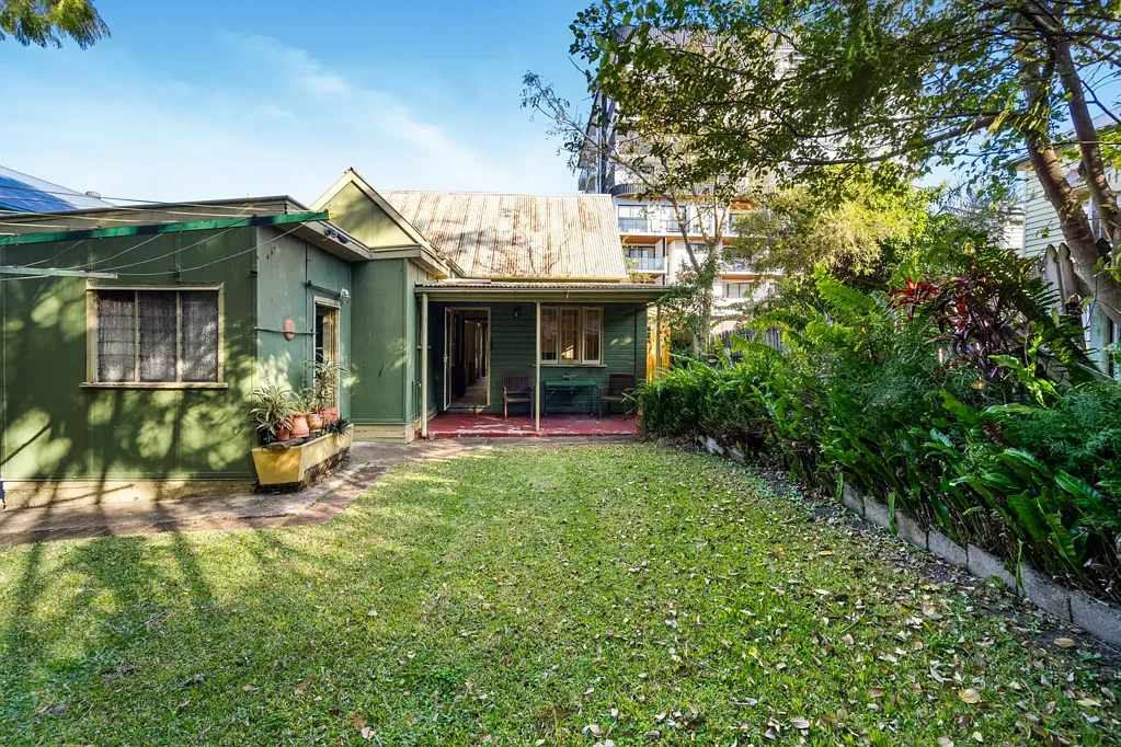 Kangaroo Point 3 Bedroom Charming Cottage on Generous Block & North Facing Backyard