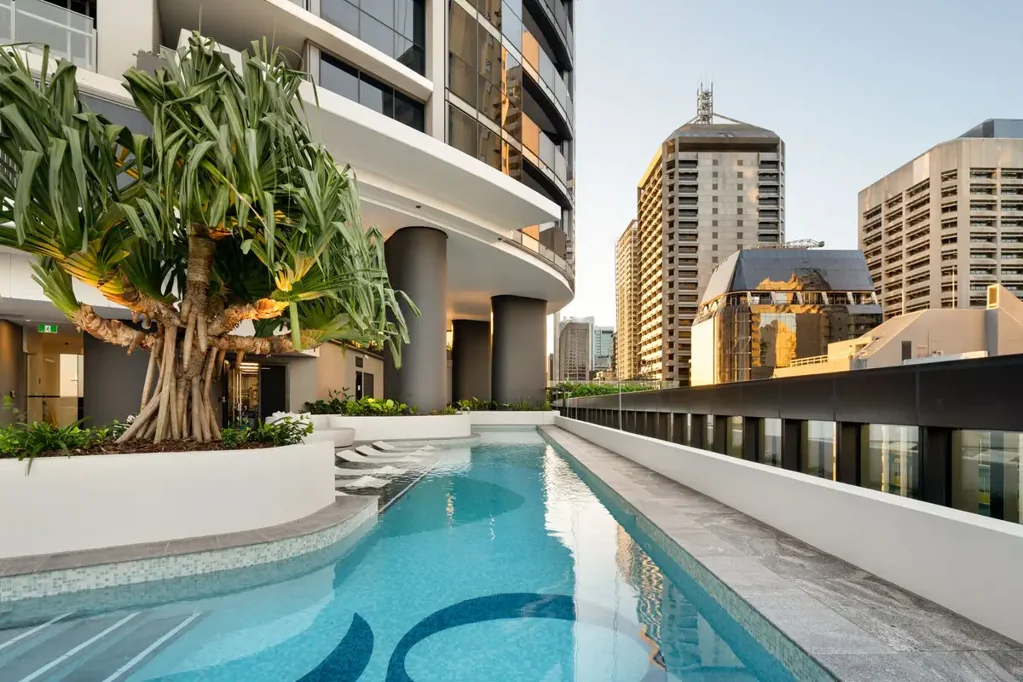 Brisbane City 2房 全新两居室  市景河景  私人阳台  设计师厨房  高端电器  安全车位  24小时礼宾  先进健身  度假村泳池  桑拿蒸汽  CBD近邻  顶级餐饮 “Don’t Miss This! Luxury 2-Bedroom River View Apartment at Queen’s Wharf”