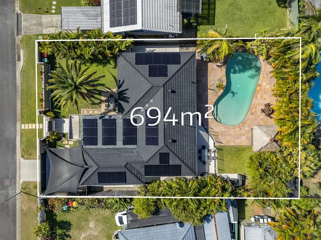Ashmore 4房  PRIVATE & TRANQIL OASIS WITH EASY ONE-LEVEL LIVING ... PRIME RE-DEVELOPMENT OPPORTUNITY !!!