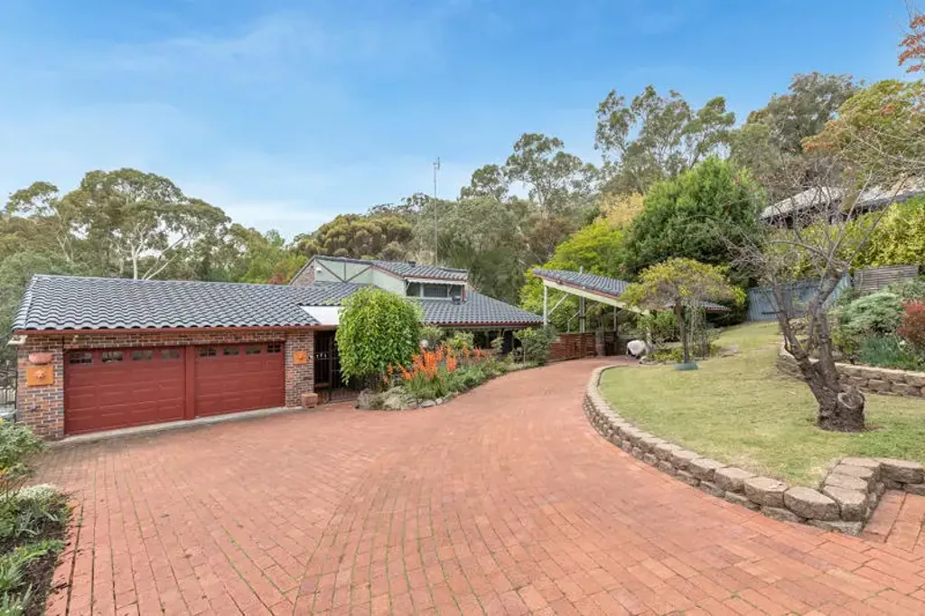 Tea Tree Gully 3chambre SPACIOUS FAMILY LIVING ON A MASSIVE APPROX. 1,357sqm ALLOTMENT