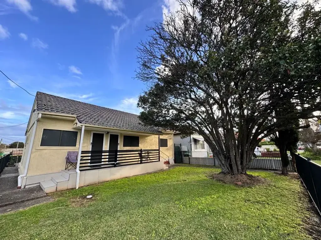 2 Rooms Available - Boarding House Accommodation - Prime Location - Bills Included