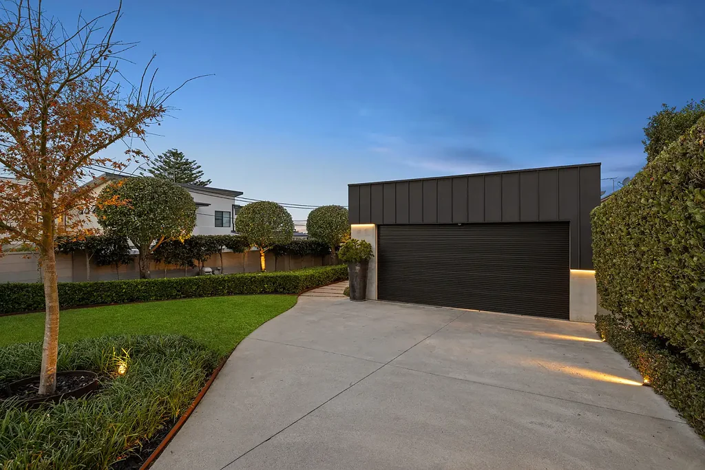 Gymea Bay 5ห้องนอน Rare Architectural Distinction with Panoramic Water Views