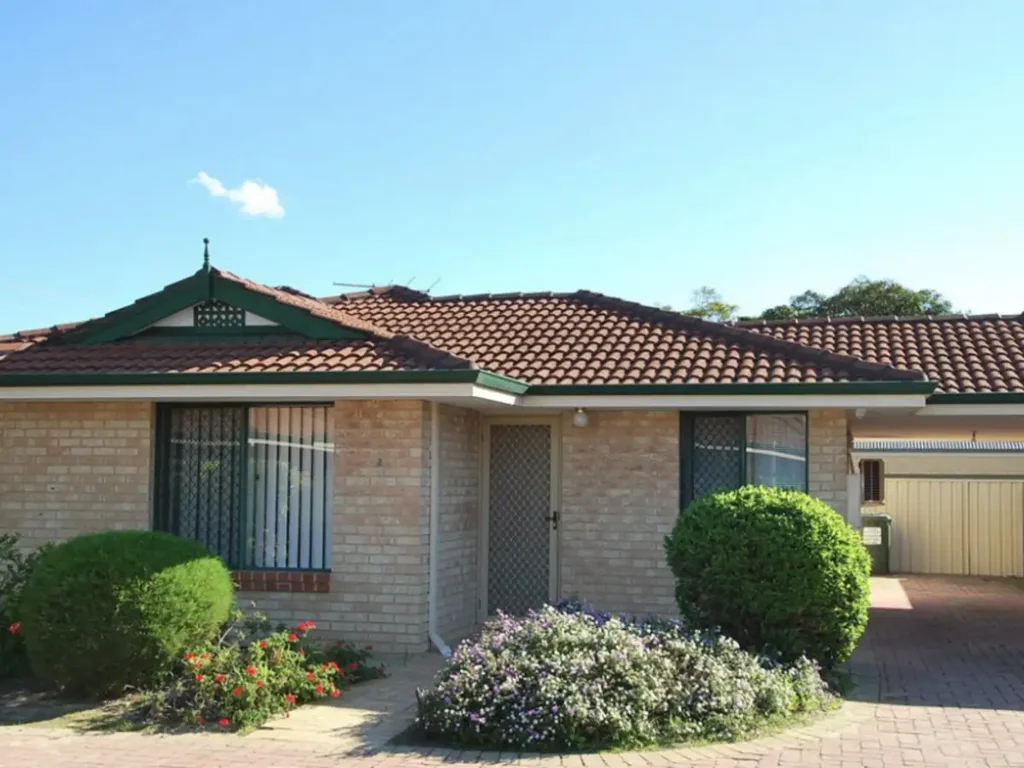 Spacious 3-Bedroom Unit in Prime Location � Minutes from Mid