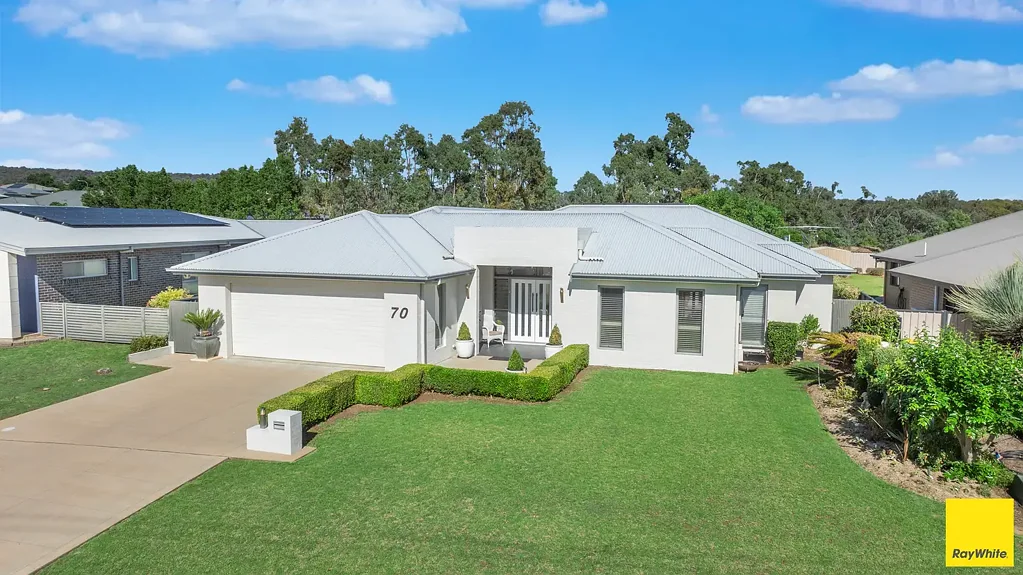 Inverell 4ਬੈੱਡਰੂਮ "A Private, Award-Winning Residence Designed for Effortless Family Living"