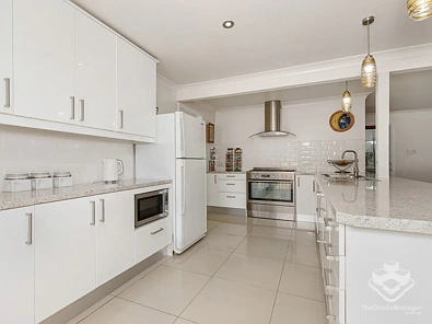 Kusina - 3 Bathurst Court, Helensvale, QLD 4212
