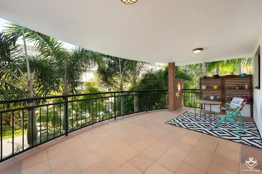 Spacious Apartment With Street View