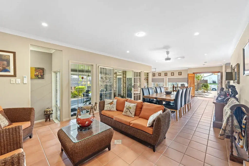 Buderim 4房  UNIQUE LIFESTYLE HOME WITH EXPANSIVE MULTI PURPOSE ROOM!