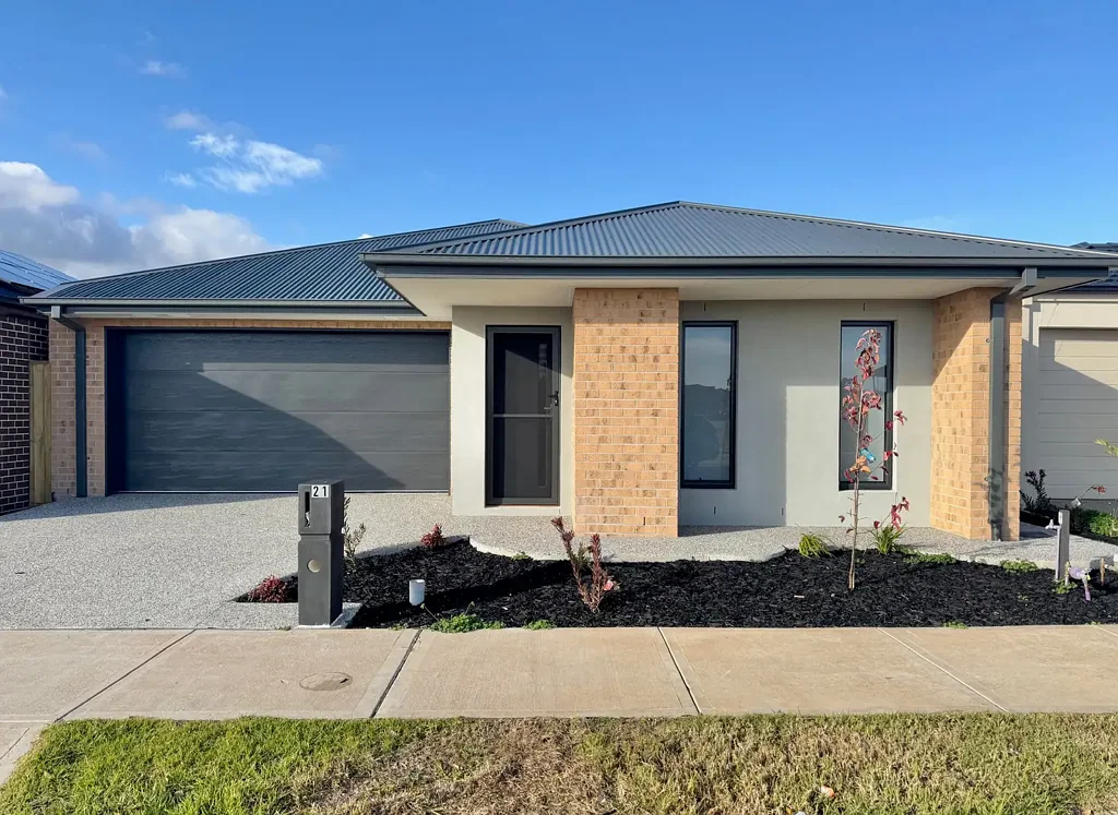 Convenient Location - Walk To All Amenities!!