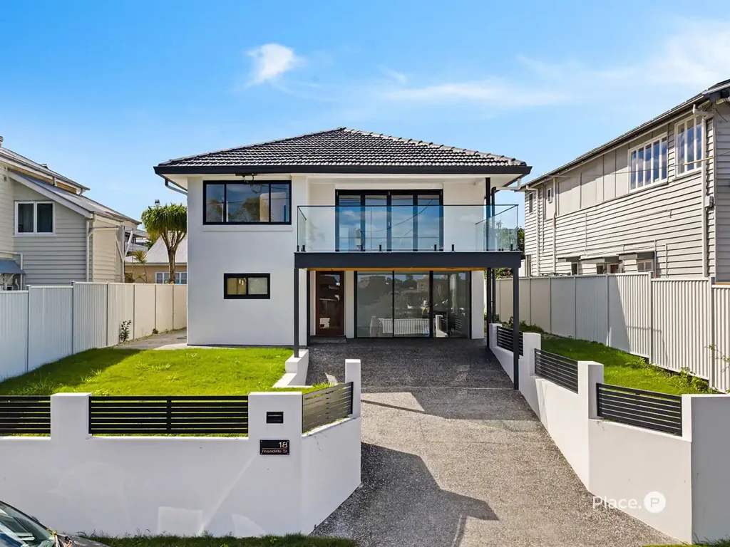 Highgate Hill 3 Bedroom Unrivalled Riverside Elegance with 180° UQ Views — Rare Post-War Holding in Coveted Street