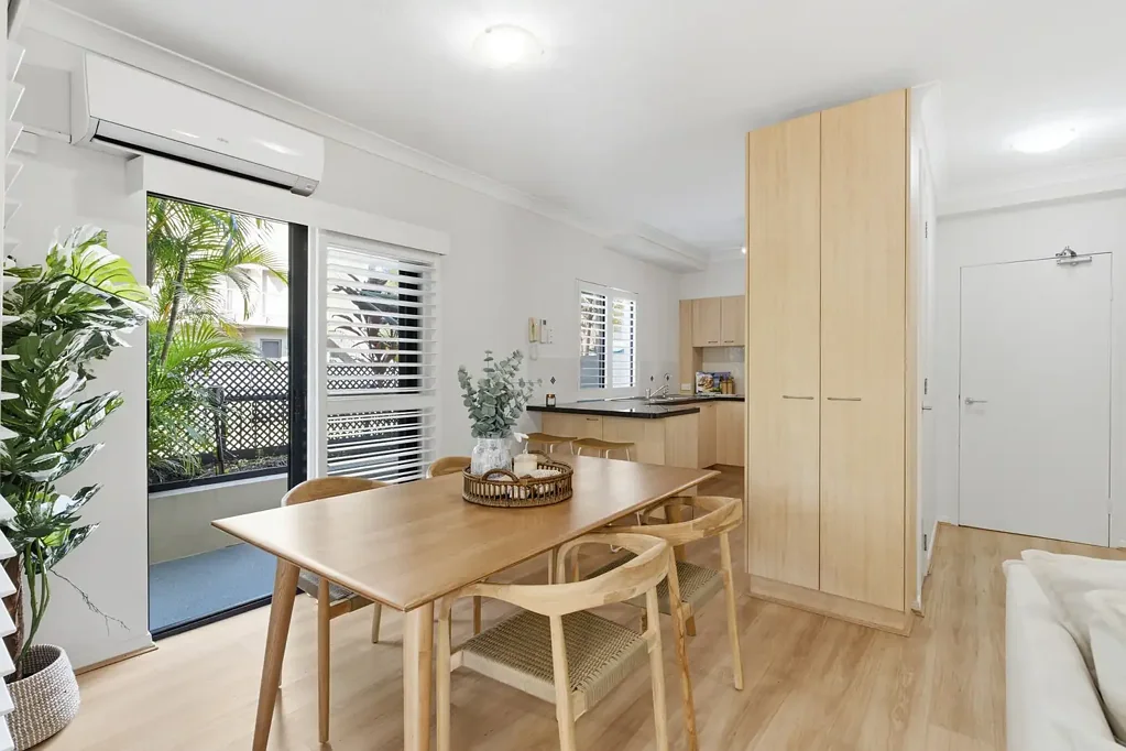 Broadbeach 2બેડરૂમ Some units make you compromise on space. This one doesn't.