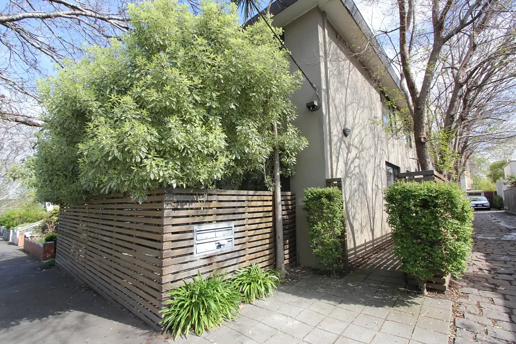 Stylish Bayside Living in a Peaceful Elwood Pocket