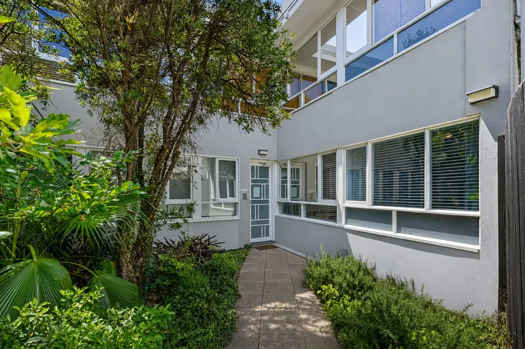 Prime ground floor living close to St Kilda’s best amenities.