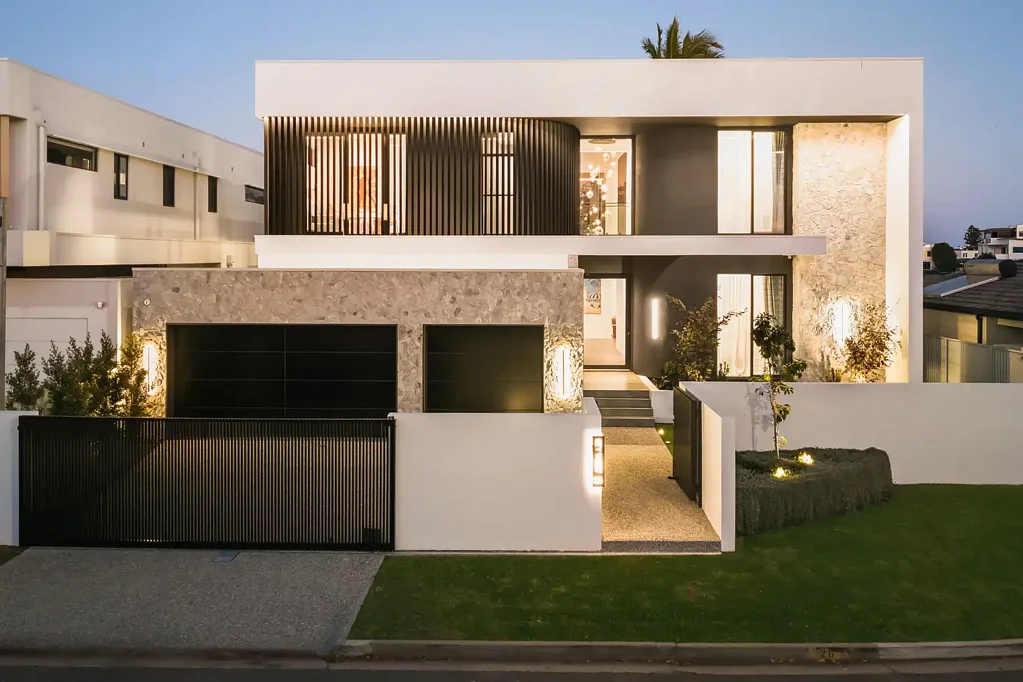Broadbeach Waters 5房  Brand-New Architectural Opulence with Water Skyline Views