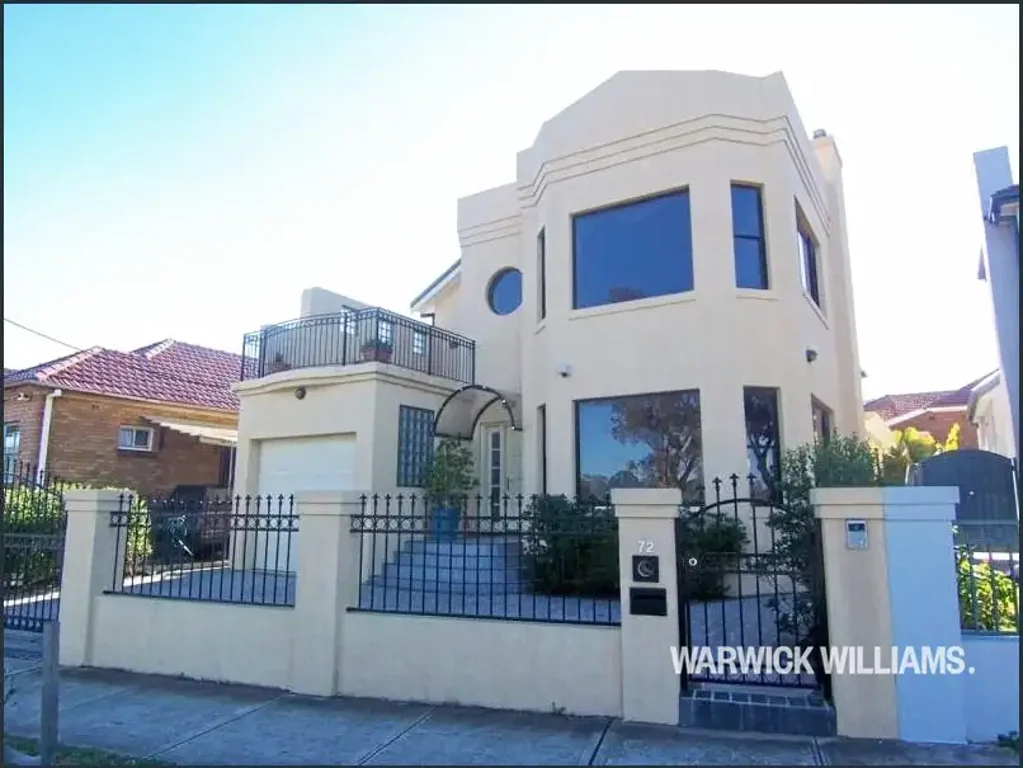 EXPANSIVE CONTEMPORARY RESIDENCE WITH PRIVATE ROOF TERRACE