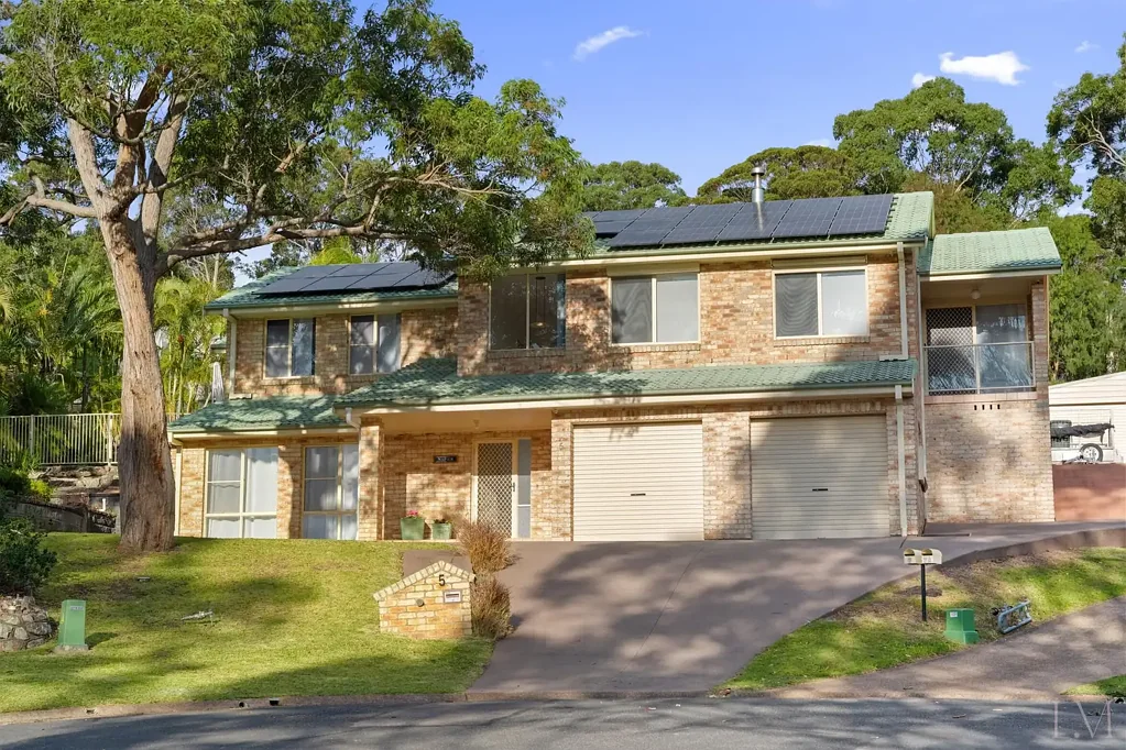 Wallsend 4ห้องนอน Feature-Packed Family Retreat with Pool, Modernly Upgraded Throughout