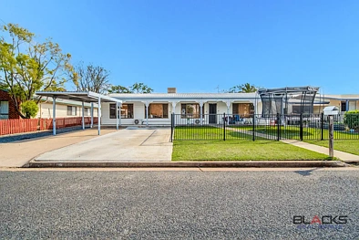 9 Morse Street, Emerald, QLD 4720, 4 phòng ngủ, 1 phòng tắm, House