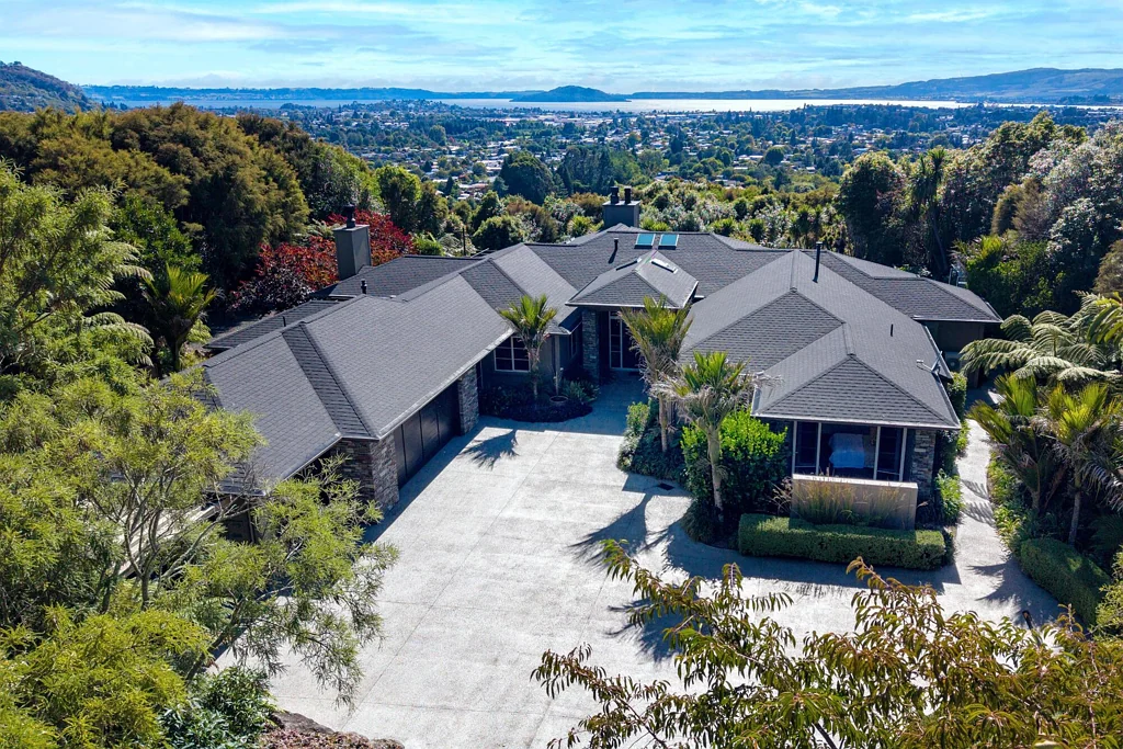 Pukehangi 4房 独享绝美湖景，私密高地豪宅！ Views, Timeless Design & Unrivalled Privacy