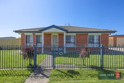 1/4 Bubb Street, Moe