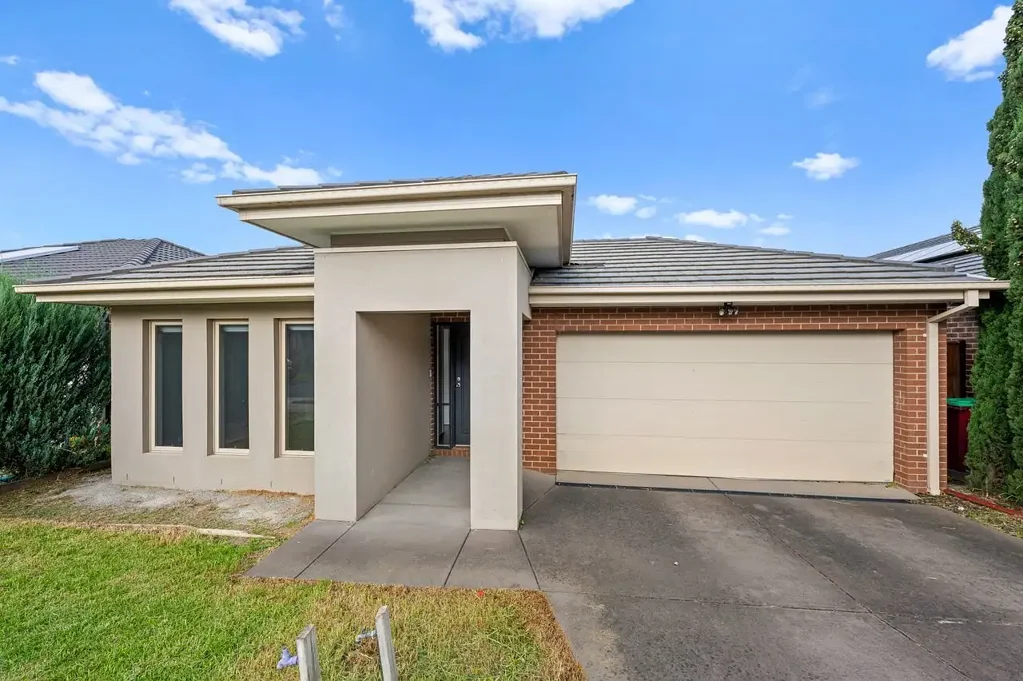 Modern Family Living in Prime Cranbourne North Location