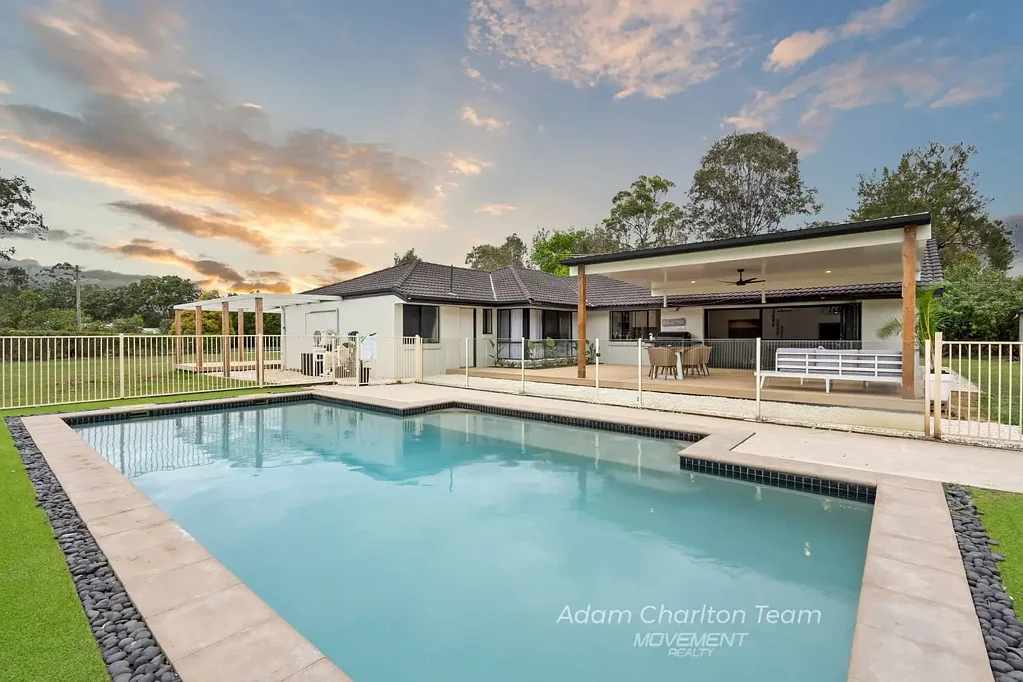 Upper Caboolture 4ਬੈੱਡਰੂਮ Spacious Family Home with Exceptional Sheds & Modern Updates
