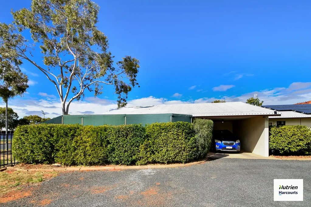 Larapinta 2ਬੈੱਡਰੂਮ Tranquil, Secure & Spacious Living in a Well-Loved Home!