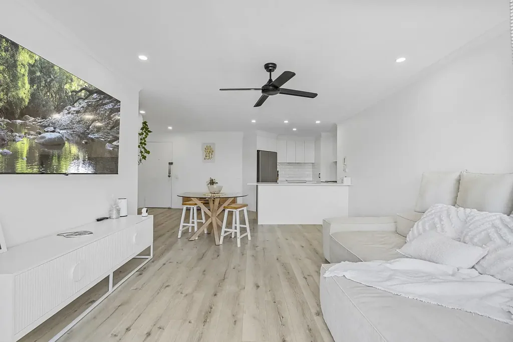 Surfers Paradise 2房  An Elegantly Renovated Top Floor Unit Sure to Impress!