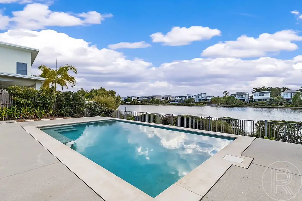 Mountain Creek 4Kwarto Waterfront Elegance – Expansive Double-Storey Family Home with Water Views, Pool & Space for All