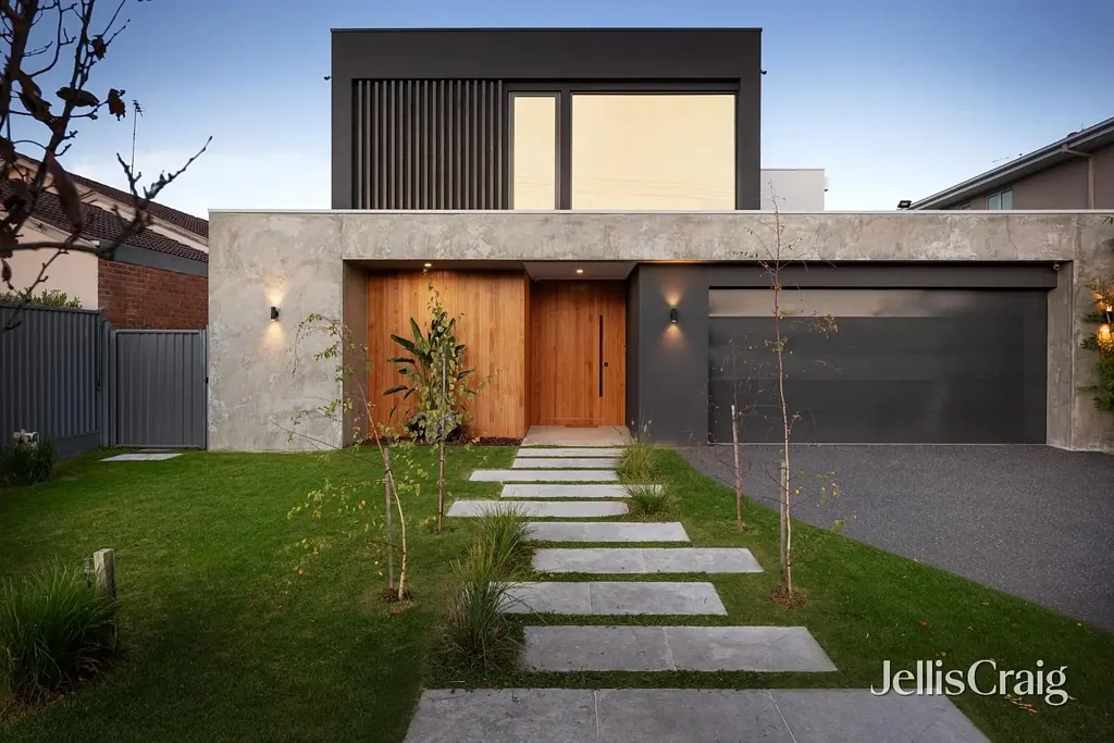 Bentleigh 5房 定制雪松饰面 44sqm近新住宅 6星节能 6卧4浴 高端电器 度假泳池 智能家居 中心地段 家园首选 Bespoke luxury in prime Bentleigh