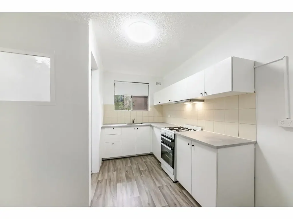 Fantastic 2 Bedroom Apartment - walk to Flemington Train Station!!!