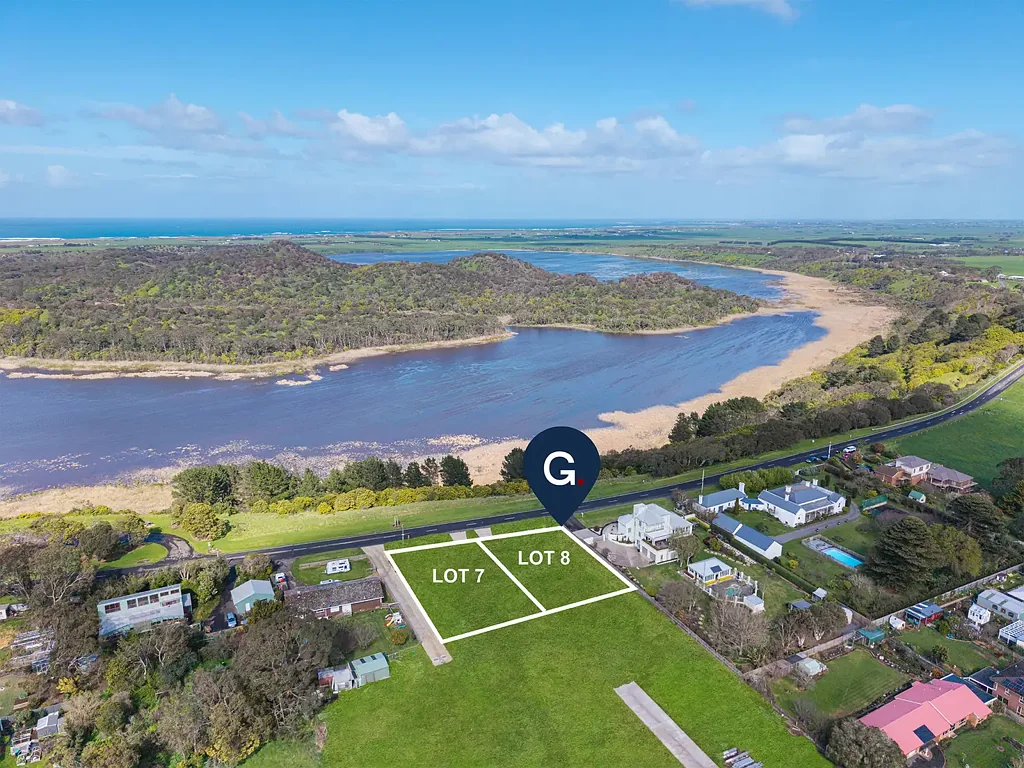 Koroit Elevated Outlook by the Lake