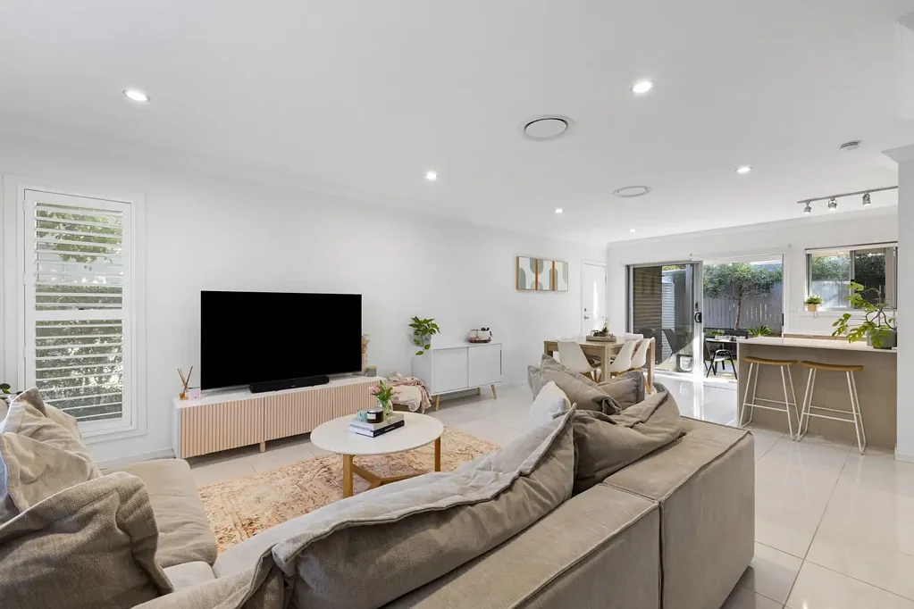Carina 3 Bedroom Modern Townhouse Living Steps from Minnippi Parklands