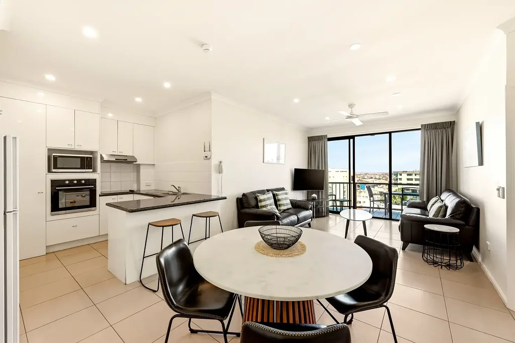 Alexandra Headland 2房  Elevated Coastal Living with Panoramic Ocean & Hinterland Views