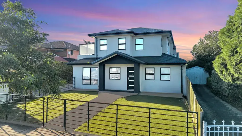 Broadmeadows 2房 交通便捷社区 低维护生活 现代化装修 宽敞卧室步入式衣帽间 开放式生活区时尚厨房 私人阳台 靠近Broadmeadows Central 靠近学校 靠近Broadmeadows Valley Park 公共交通方便 Modern Living with Style & Convenience