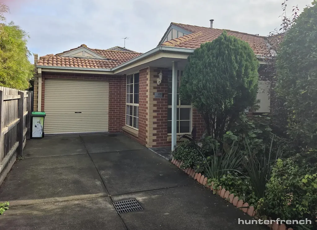 BEACH, CAFE PRECINCT AND TRAIN STATION WITHIN WALKING DISTANCE