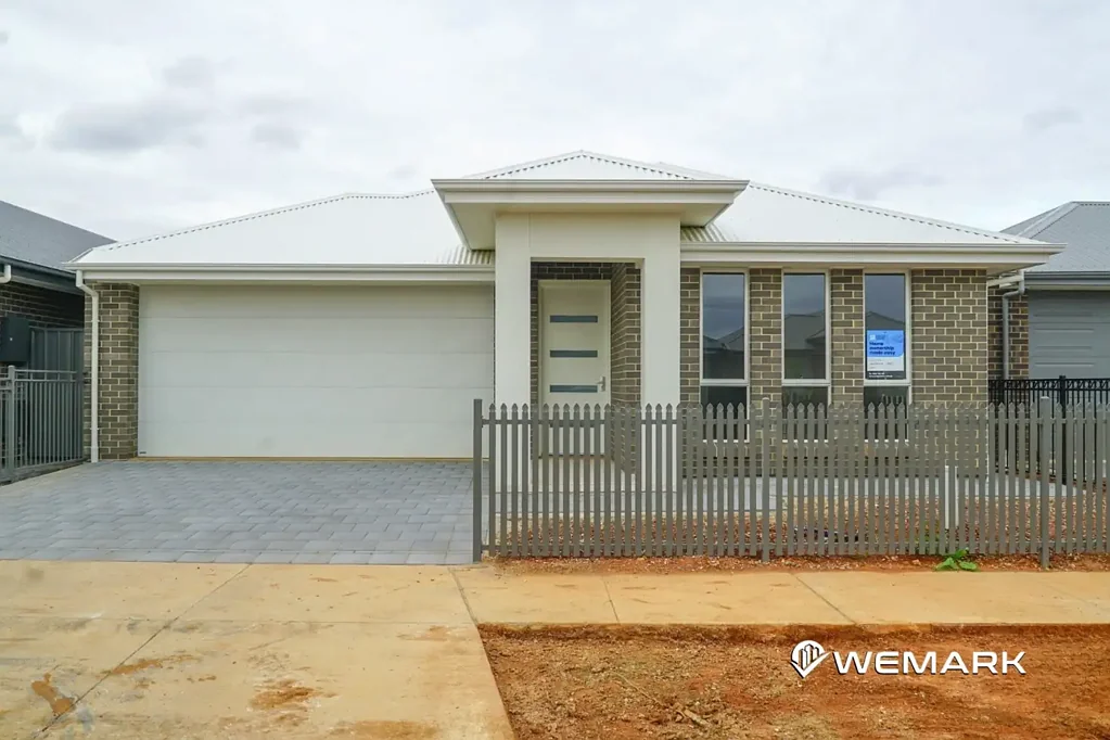 Modern Family Living in a Prime Munno Para Location