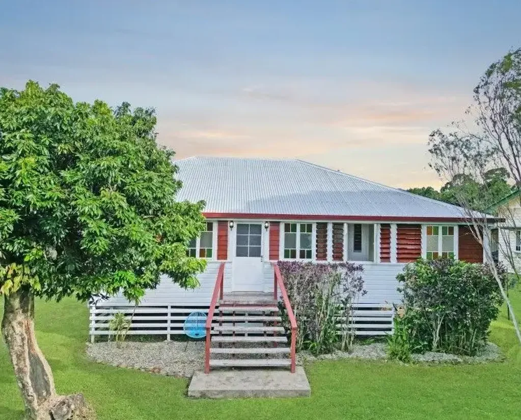 3 Bedroom Low Set Queenslander - Fully Fenced - Fully Air Conditioned - $660 Week