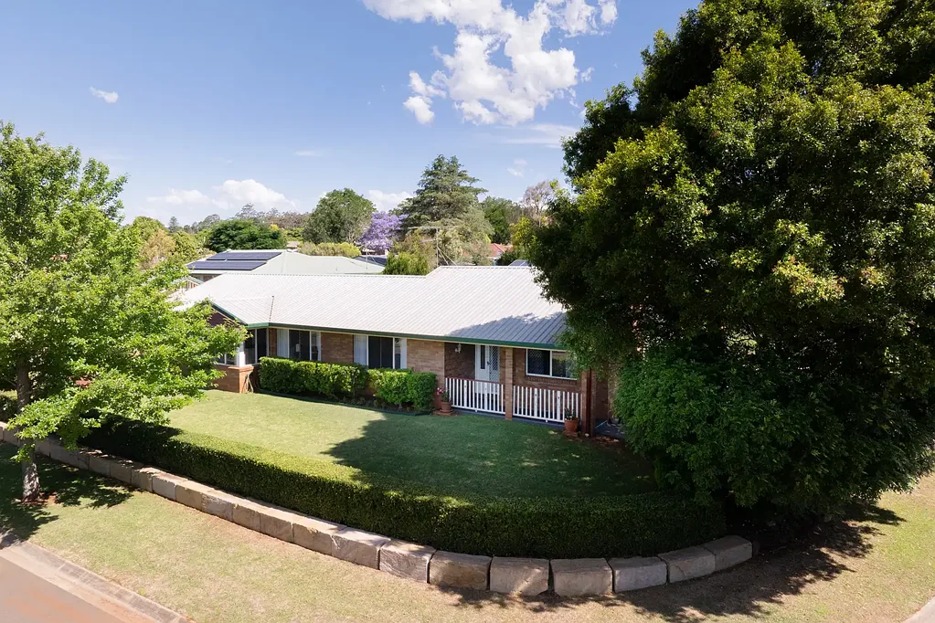 Centenary Heights 4 Slaapkamer Immaculate in Condition, Ideal in Location!