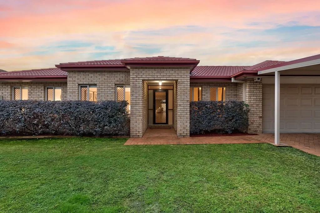 Parkinson 5બેડરૂમ AUCTION IF NOT SOLD PRIOR - Spacious Family Living Just Steps from Stretton State College